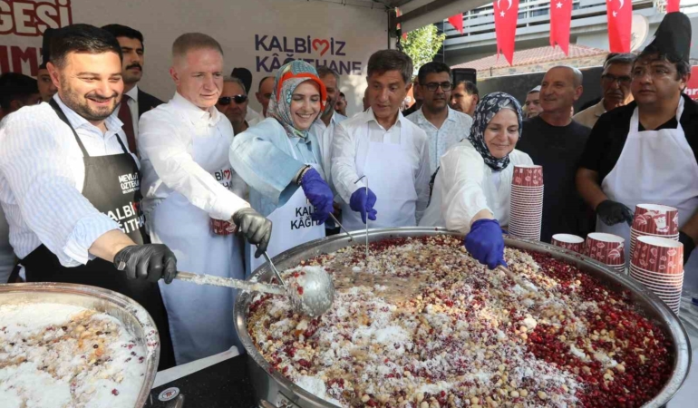 Kağıthane Belediyesi vatandaşlara 35 bin kase aşure dağıttı