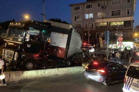 Kağıthane’de virajı alamayan tırın dorsesi yan yattı, tonlarca ürün yola saçıldı
