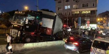 Kağıthane’de virajı alamayan tırın dorsesi yan yattı, tonlarca ürün yola saçıldı