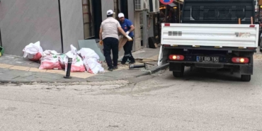 Kaldırım üzerinde 15 gündür bekleyen inşaat atıkları toplandı