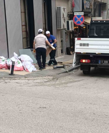 Kaldırım üzerinde 15 gündür bekleyen inşaat atıkları toplandı
