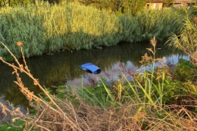 Kaldırıma çarpan otomobil dereye uçtu: Sürücü ağır yaralı