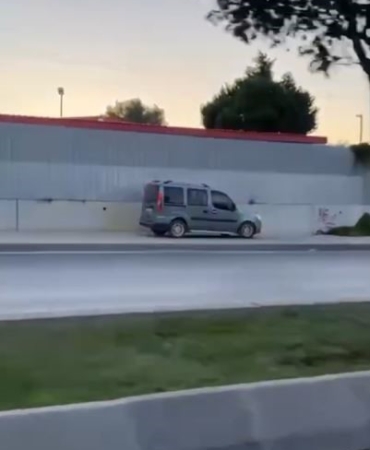 Kaldırıma çıkıp ters yönde ilerleyen sürücü kamerada