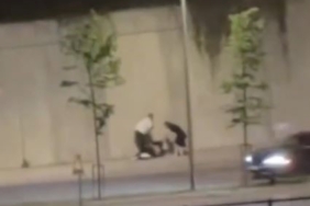 Kaldırımda oturan kadını saçından tutarak sürüklemeye çalıştılar, yanlarına gelenleri kovaladılar