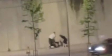 Kaldırımda oturan kadını saçından tutarak sürüklemeye çalıştılar, yanlarına gelenleri kovaladılar