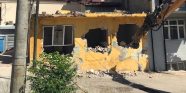 Kamu arazisine inşa edilen gecekondu yıkıldı