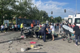 Kamyon ve 2 otomobilin karıştığı kazada can pazarı: 4 yaralı