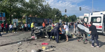 Kamyon ve 2 otomobilin karıştığı kazada can pazarı: 4 yaralı