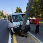 Kamyonet aydınlatma direğine saplandı: 1 yaralı