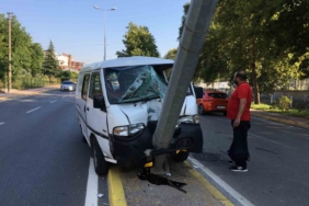 Kamyonet aydınlatma direğine saplandı: 1 yaralı