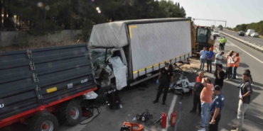 Kamyonet, buğday yüklü römorka arkadan çarptı: 3 ölü, 1 yaralı