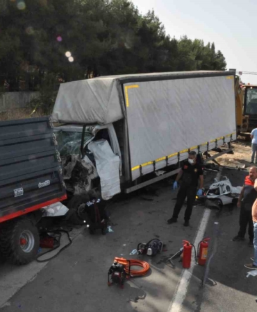 Kamyonet, buğday yüklü römorka arkadan çarptı: 3 ölü, 1 yaralı