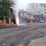 Kamyonun çarptığı elektrik panosu alev aldı