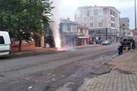 Kamyonun çarptığı elektrik panosu alev aldı