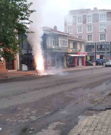 Kamyonun çarptığı elektrik panosu alev aldı