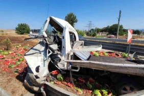 Karpuz yüklü kamyonet refüje çarptı: Ortalık savaş alanına  döndü