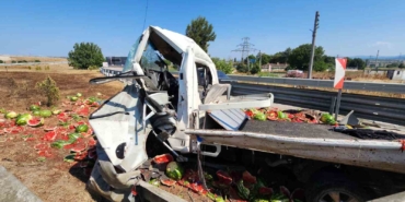 Karpuz yüklü kamyonet refüje çarptı: Ortalık savaş alanına  döndü