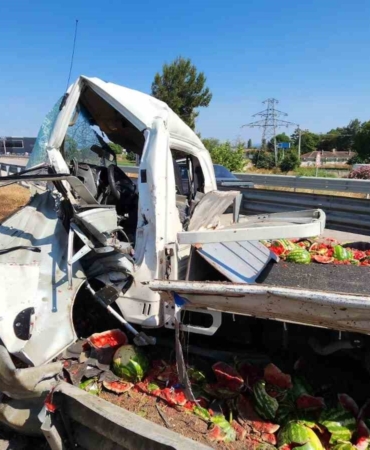 Karpuz yüklü kamyonet refüje çarptı: Ortalık savaş alanına  döndü