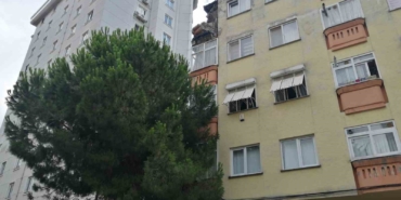 Kartal’da 4 katlı binada balkon çöktü