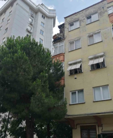 Kartal’da 4 katlı binada balkon çöktü