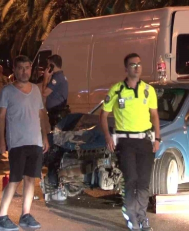 Kartal’da kontrolden çıkan otomobil park halindeki araçlara çarptı: 3 yaralı