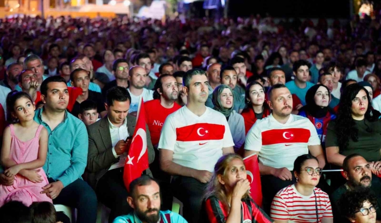 Kartal’da milli maç heyecanı dev ekranda yaşandı