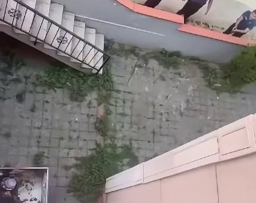 Kartal’da polisten kaçan şahıs çöp konteynerine saklandı