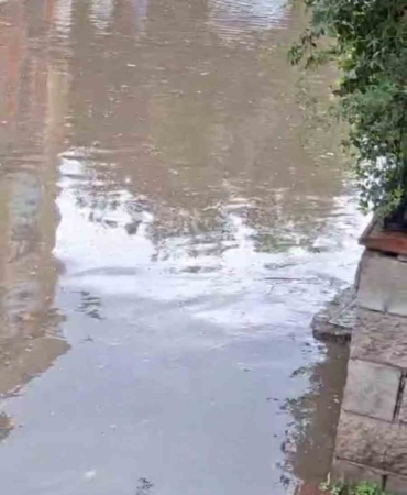 Kartal’da yağış sonrası yollar göle döndü