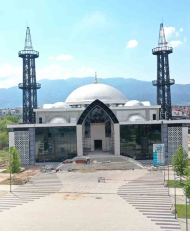 Kartepe Kent Meydanı Camii’nde hummalı çalışma
