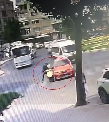 Kavşakta 1 kişinin yaralandığı kaza kamerada