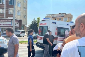 Kavşakta kaza yapan otomobil ortalığı birbirine kattı: 2’si yaya 4 yaralı