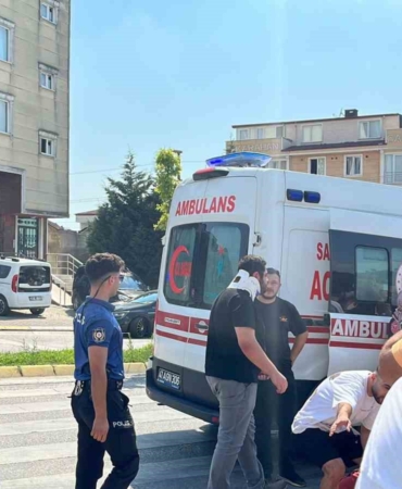 Kavşakta kaza yapan otomobil ortalığı birbirine kattı: 2’si yaya 4 yaralı