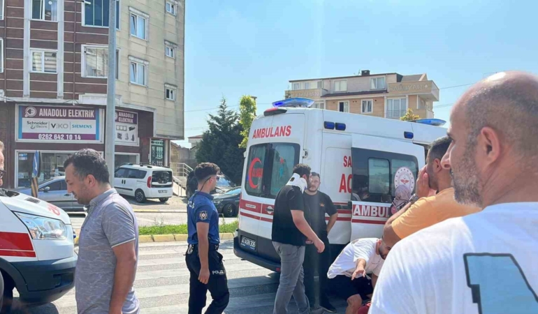 Kavşakta kaza yapan otomobil ortalığı birbirine kattı: 2’si yaya 4 yaralı