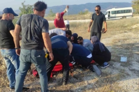 Kayalıklara uçan motosiklette 2 genç ağır yaralandı