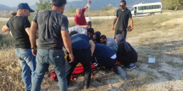 Kayalıklara uçan motosiklette 2 genç ağır yaralandı