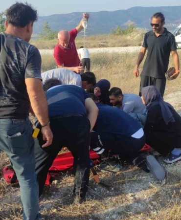 Kayalıklara uçan motosiklette 2 genç ağır yaralandı