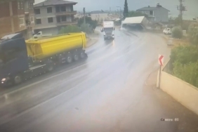 Kaygan yolda virajı alamayan tır yolu kapattı: Kaza kameraya yansıdı