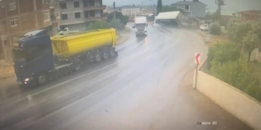 Kaygan yolda virajı alamayan tır yolu kapattı: Kaza kameraya yansıdı