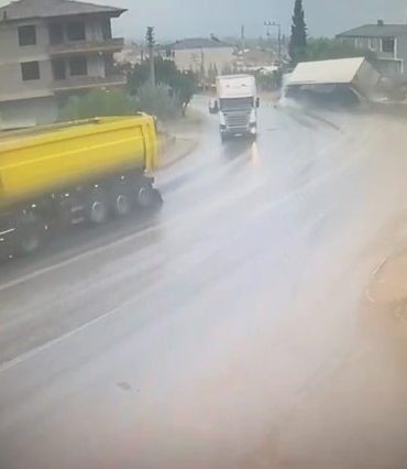 Kaygan yolda virajı alamayan tır yolu kapattı: Kaza kameraya yansıdı