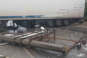 Kaygan yolda yan dönen tır yolu kapadı