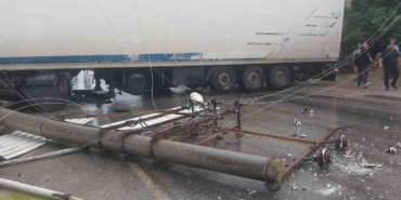 Kaygan yolda yan dönen tır yolu kapadı