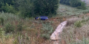 Kaza yapan otomobil, yeşil alana savruldu