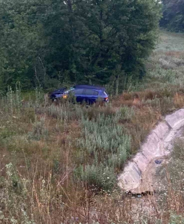 Kaza yapan otomobil, yeşil alana savruldu