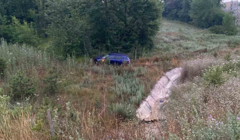 Kaza yapan otomobil, yeşil alana savruldu