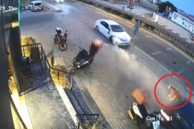 Kazada 2 otomobil arasında kalan köpek kıl payı kurtuldu