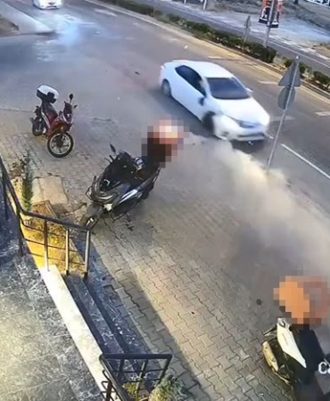 Kazada 2 otomobil arasında kalan köpek kıl payı kurtuldu