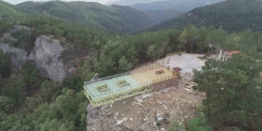 Kazdağları’nda aşırı sıcaklar nedeniyle camı çatlayan Şahinderesi Cam Seyir Terası ziyarete kapatıldı