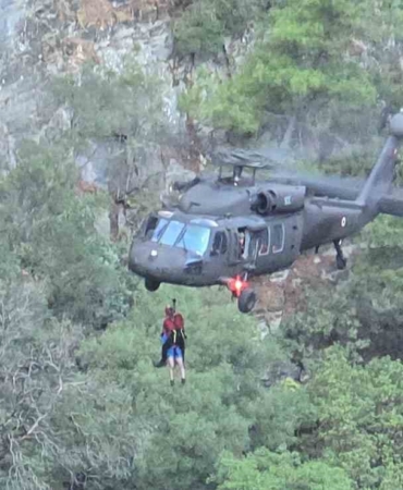 Kazdağları’nda Şahinderesi Kanyonu’nda mahsur kalan 10 kişi helikopter ile kurtarıldı