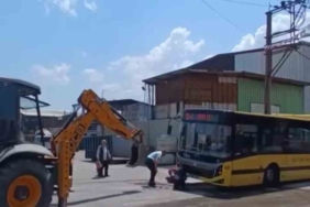 Kazı çalışması yapılan yerden geçmeye çalışan otobüs asılı kaldı