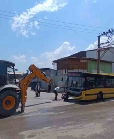 Kazı çalışması yapılan yerden geçmeye çalışan otobüs asılı kaldı